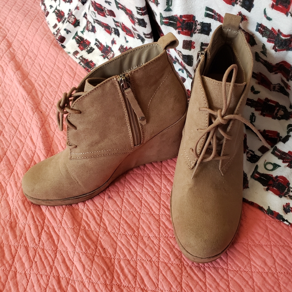 Light tan DV booties
